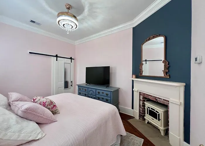 Private Downtown 1880s Walk Everywhere Holiday home Pensacola
